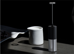 现代厨房电器产品，不锈钢材质，黑色控制面板，白色背景，光线明亮